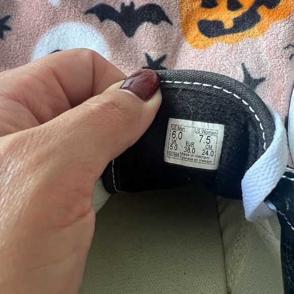 Black and white Old Skool Vans - Picture 4 of 4